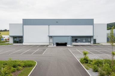 Gewerbehalle mit breiter Zufahrt und Stellplätzen im Raum Duderstadt