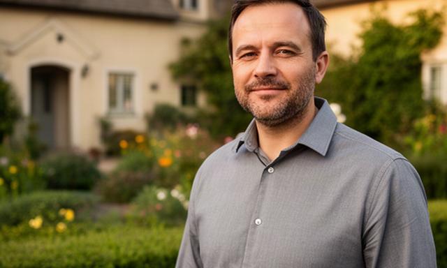 Cenker Cwik an einem ländlichen Wohnhaus mit gepflegtem Vorgarten